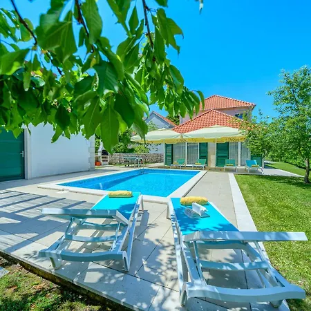 - Heated Pool, Tennis & Sports Complex וילה *