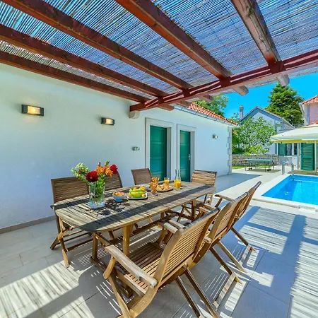 - Heated Pool, Tennis & Sports Complex וילה Župa
