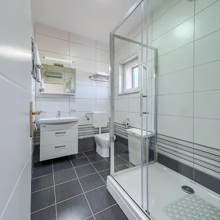 - Heated Pool, Tennis & Sports Complex וילה Župa